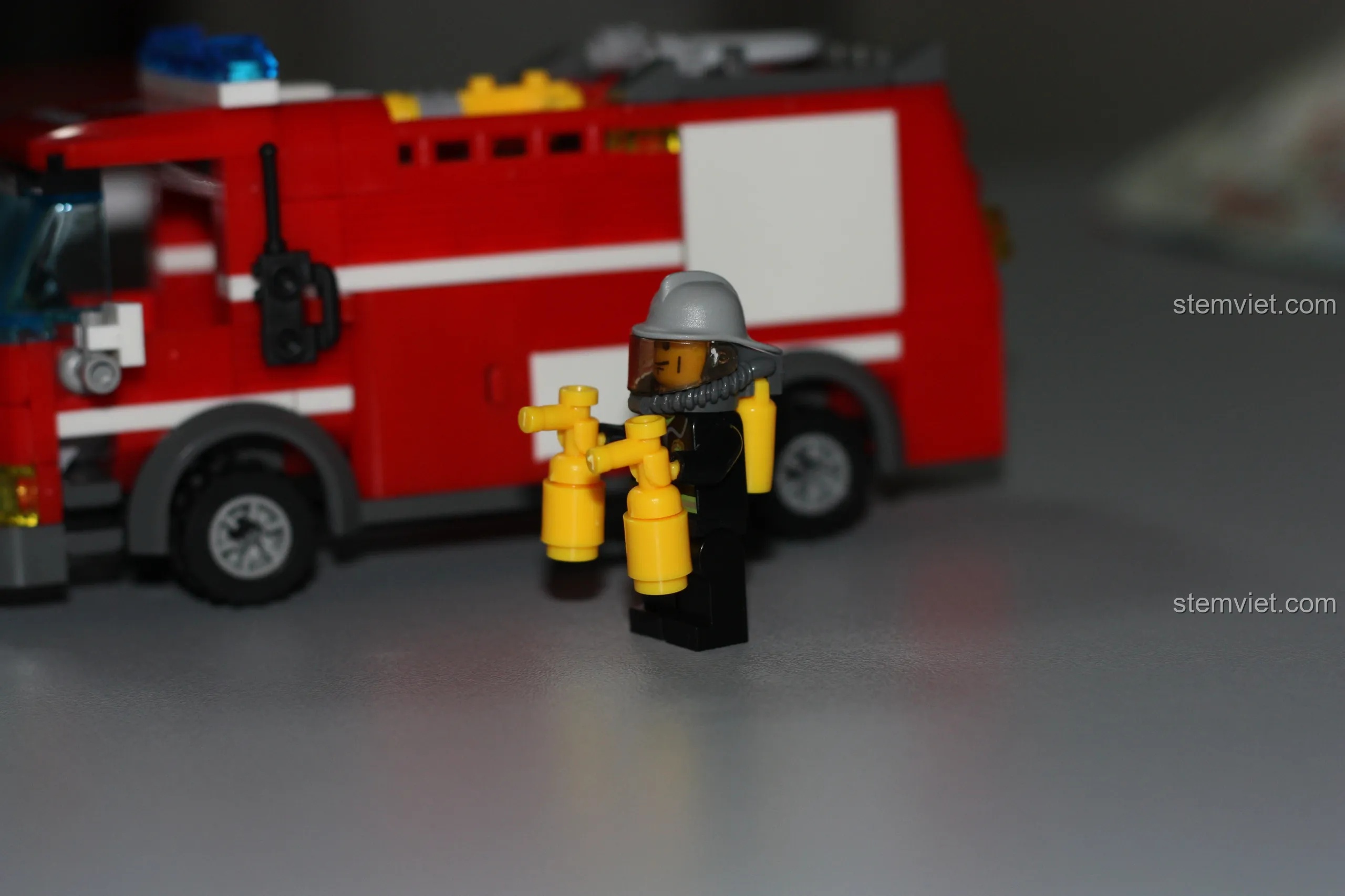 Cận cảnh minifigure lính cứu hỏa với trang bị đầy đủ, nhưng phải tháo tóc ra để đội mũ bảo hiểm.