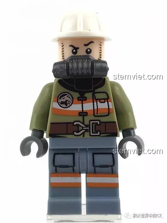 Cận cảnh minifigure lính cứu hỏa mặt trước trong bộ đồ chơi Máy bay cứu hộ khẩn cấp 9512 hợp túi tiền.