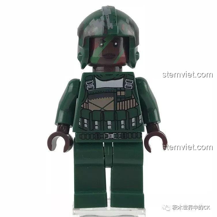 Cận cảnh minifigure lính đặc nhiệm da màu trong bộ LELE 36029 với mũ bảo hiểm và giáp ngụy trang.