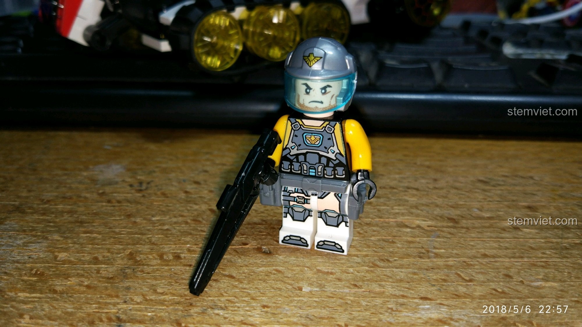 Minifigure lính phe Đồng Minh trong bộ QMAN với mũ bảo hiểm, giáp ngực và biểu cảm cương nghị.