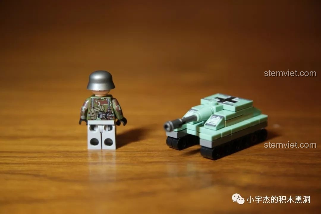 Mặt sau của minifigure lính Đức trong bộ SEMBO 101066, khoe trọn vẹn họa tiết quân phục camo phức tạp.