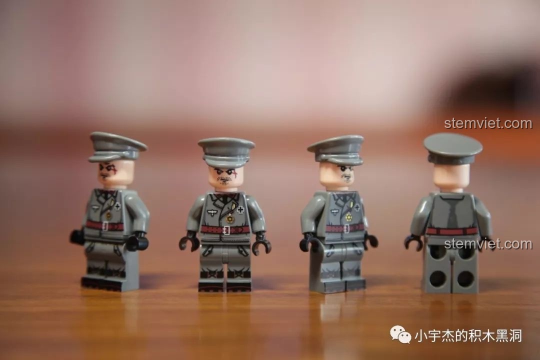 Minifigure lính Đức sau khi đội mũ sĩ quan, biểu cảm khuôn mặt vẫn rõ ràng, không bị che khuất.