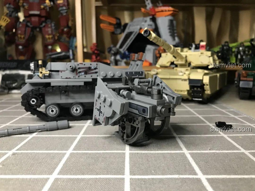 Bốn minifigure lính Đức đi kèm bộ đồ chơi lắp ráp JiaZhi 0107 Marder III Ausf.H, với trang phục và phụ kiện chi tiết, tăng giá trị chơi.