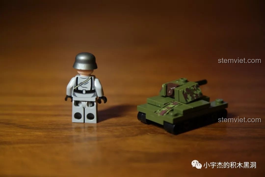 Mặt sau của minifigure lính Đức mùa đông trong bộ SEMBO 101065, với trang phục màu trắng và dây đeo trang bị.