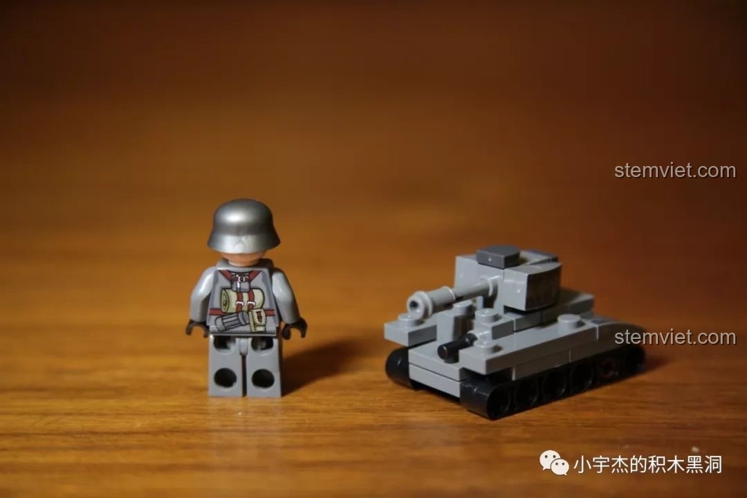 Chi tiết mặt sau của minifigure lính Đức trong bộ SEMBO 101063, cho thấy các chi tiết in sắc nét.