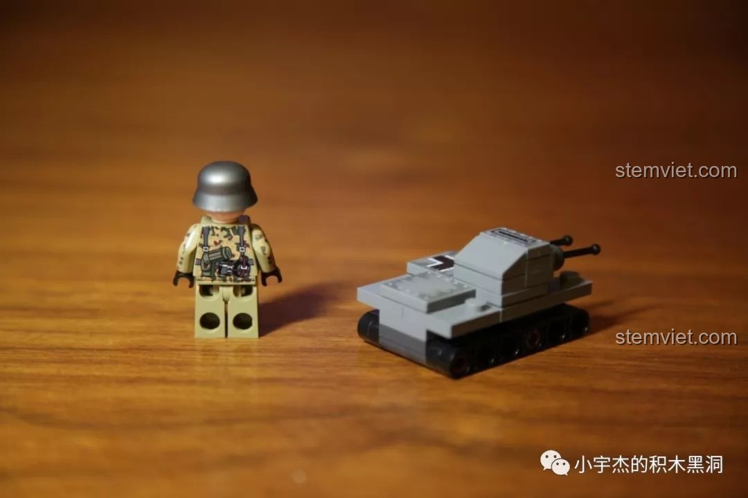 Mặt sau của minifigure lính Đức trong bộ SEMBO 101064, nổi bật với họa tiết quân phục rằn ri chi tiết.