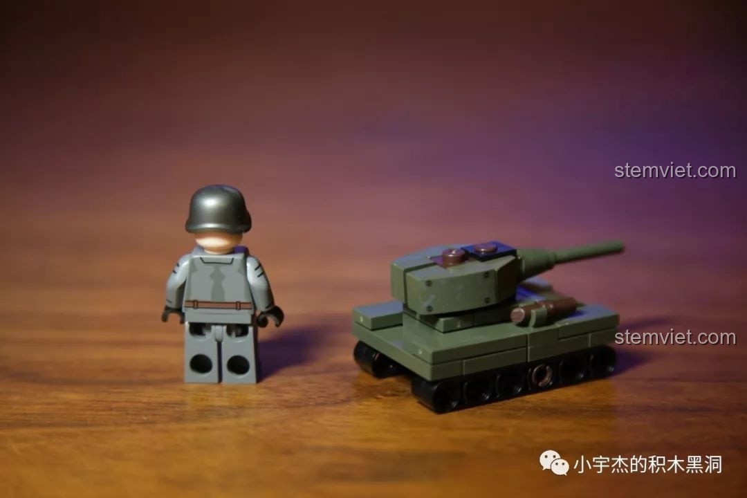 Mặt sau của minifigure lính Đức trong bộ SEMBO 101070, với thiết kế quân phục và trang bị tiêu chuẩn.