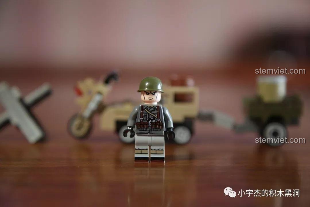 Cận cảnh minifigure lính Đức trong bộ SEMBO 101107, đứng trước mô hình xe bán xích đã lắp ráp.