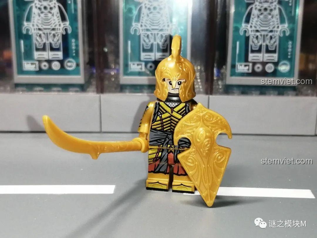 Cận cảnh minifigure lính gác Tiên Noldor XP-246 cầm kiếm và khiên vàng, chi tiết sắc nét.