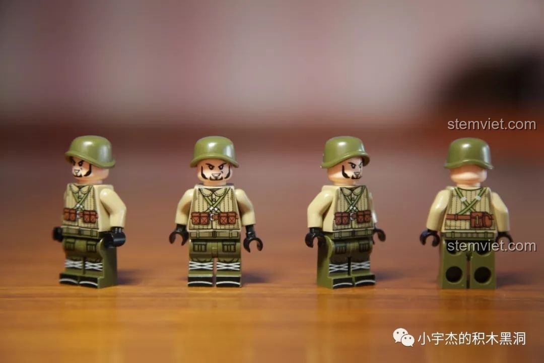 Minifigure lính Liên Xô sau khi đội mũ sắt, tạo hình hoàn chỉnh và oai phong, sẵn sàng cho bé chơi.