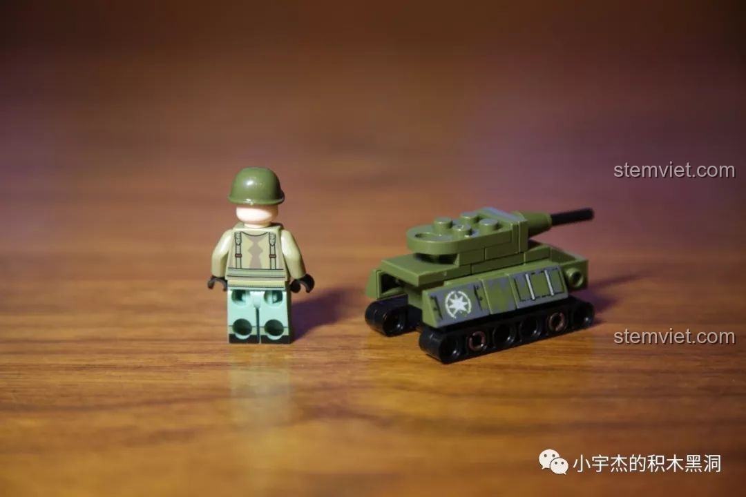 Mặt sau của minifigure lính Mỹ trong bộ SEMBO 101059, với các chi tiết trang bị được in rõ ràng.