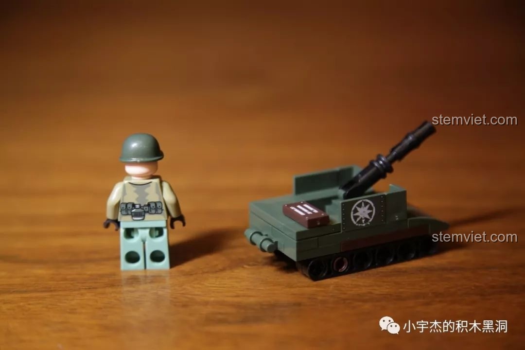 Mặt sau của minifigure lính Mỹ trong bộ SEMBO 101067, cho thấy thiết kế trang bị đơn giản hơn.