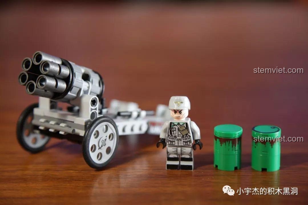 Minifigure lính Mỹ trong bộ SEMBO 101106 đứng cạnh khẩu pháo phản lực, mặc quân phục mùa đông màu trắng.