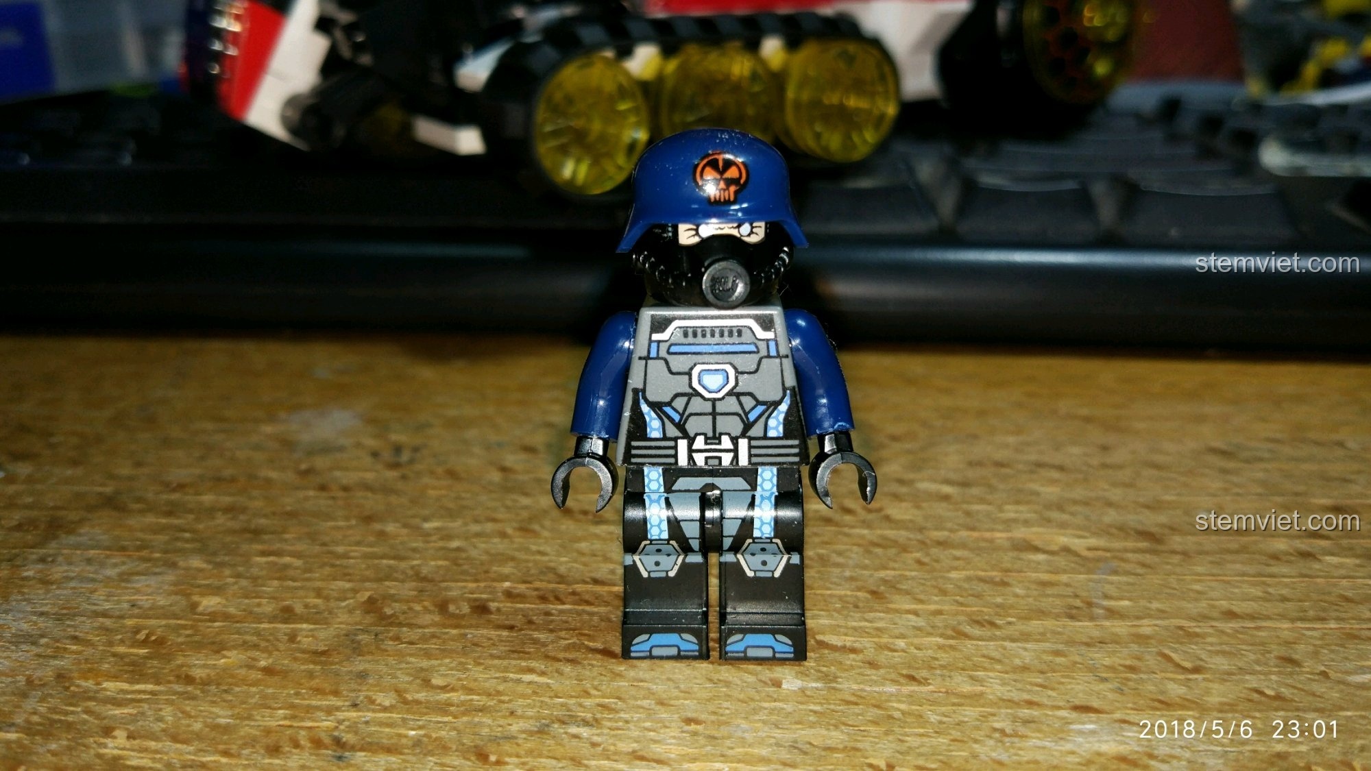 Minifigure lính phe phản diện trong bộ QMAN với mũ sắt, mặt nạ phòng độc và bộ giáp màu xanh dương.