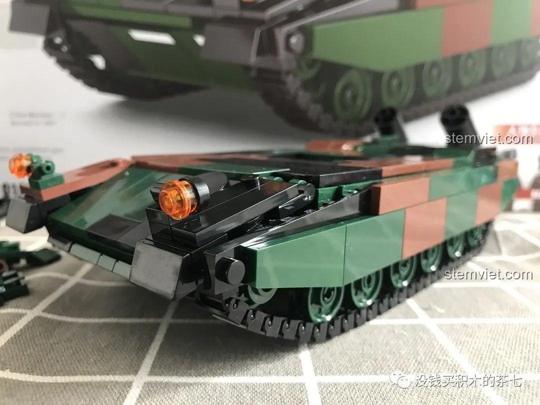 Các minifigure lính Pháp của bộ lắp ráp JiaZhi Tank 0102 Xe Tăng Chiến Đấu Leclerc đang di chuyển.