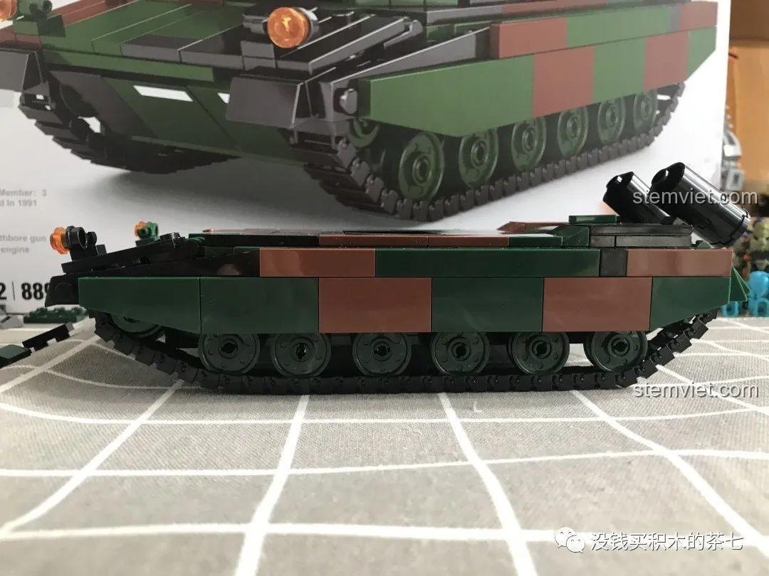 Góc nhìn cận cảnh các minifigure lính Pháp của bộ lắp ráp JiaZhi SY0102 Xe Tăng Chủ Lực Leclerc.