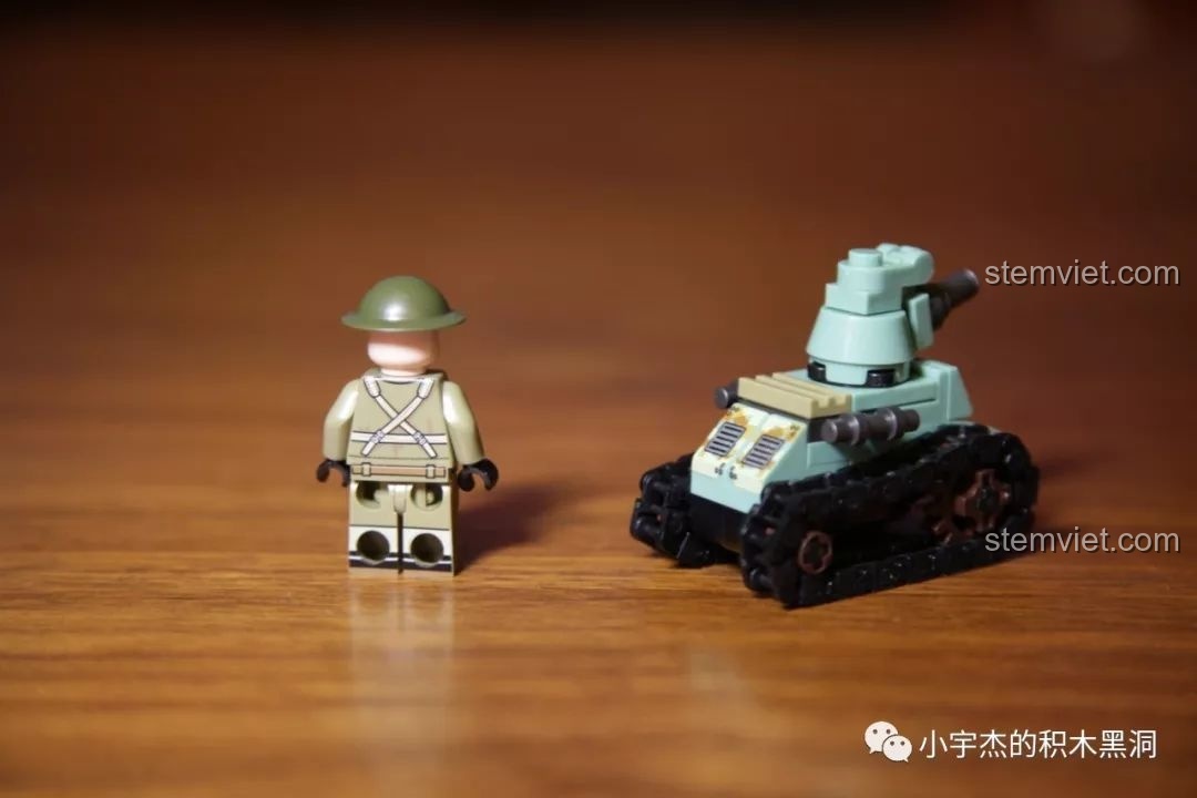 Mặt sau của minifigure lính Pháp trong bộ SEMBO 101068, với dây đeo trang bị chữ X đặc trưng.