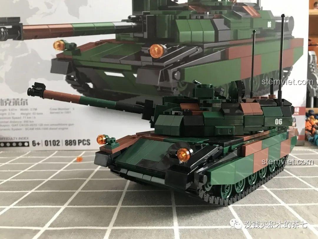 Hai minifigure lính Pháp với vũ khí, sẵn sàng hỗ trợ xe tăng Leclerc 0102 JiaZhi trong nhiệm vụ.