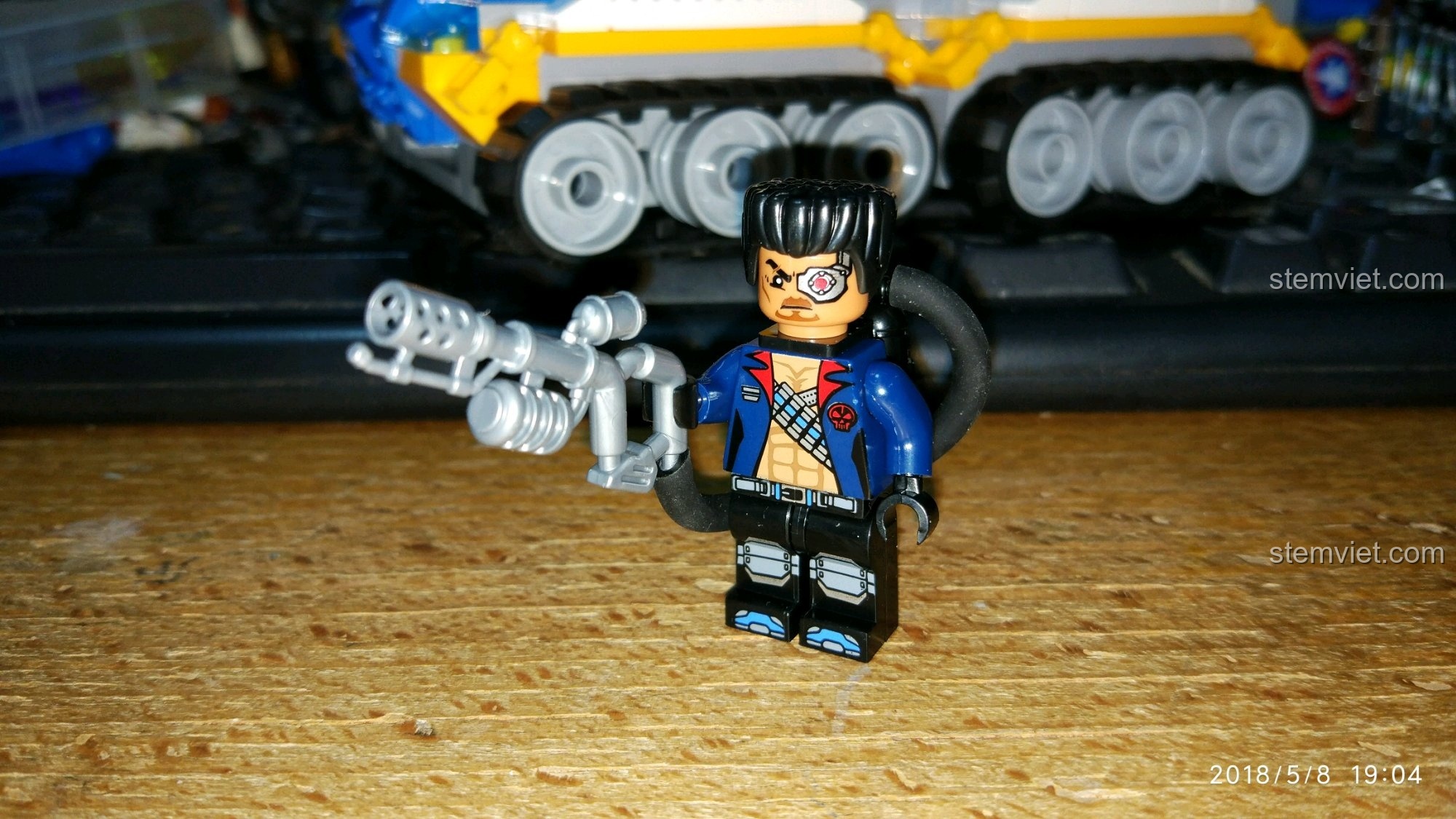 Minifigure lính phun lửa phe phản diện trong bộ QMAN 2713 với bình khí sau lưng và súng phun lửa.