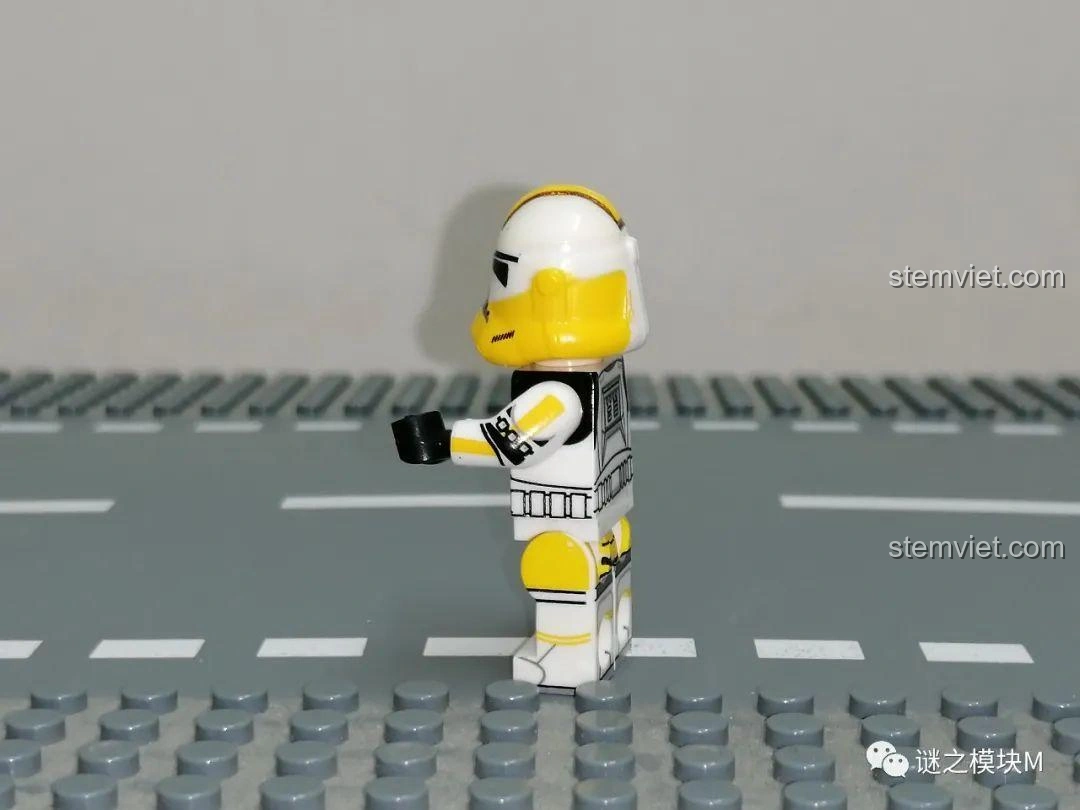 Ảnh cận cảnh mặt trước minifigure 327th Attack Battalion Trooper từ bộ XINH X0300, tập trung vào tổng thể thiết kế - Minifigure Lính Quân Đoàn Star Wars 0300 siêu tiết kiệm.