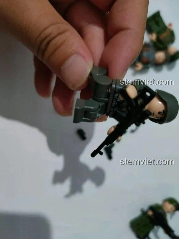 Minifigure lính quân sự đi kèm bộ lắp ráp Xe Tên Lửa DF-17 CAYI 2282, chi tiết sắc nét.