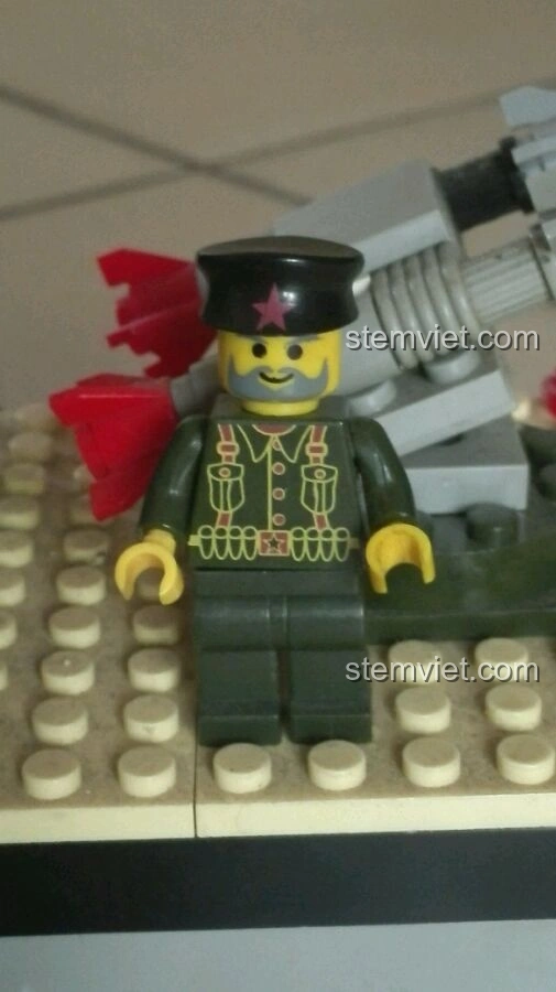 Minifigure lính râu ria và mũ sao đỏ trên boong tàu Enlighten 0280 Tàu Khu Trục Quân Sự