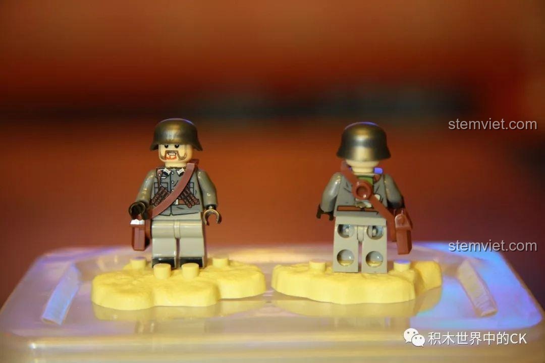 Minifigure Lính súng tiểu liên Đức với mũ sắt M35 và chi tiết băng đạn, một phần của bộ minifigure quân đội Ba Lan Senbao, in ấn sống động.