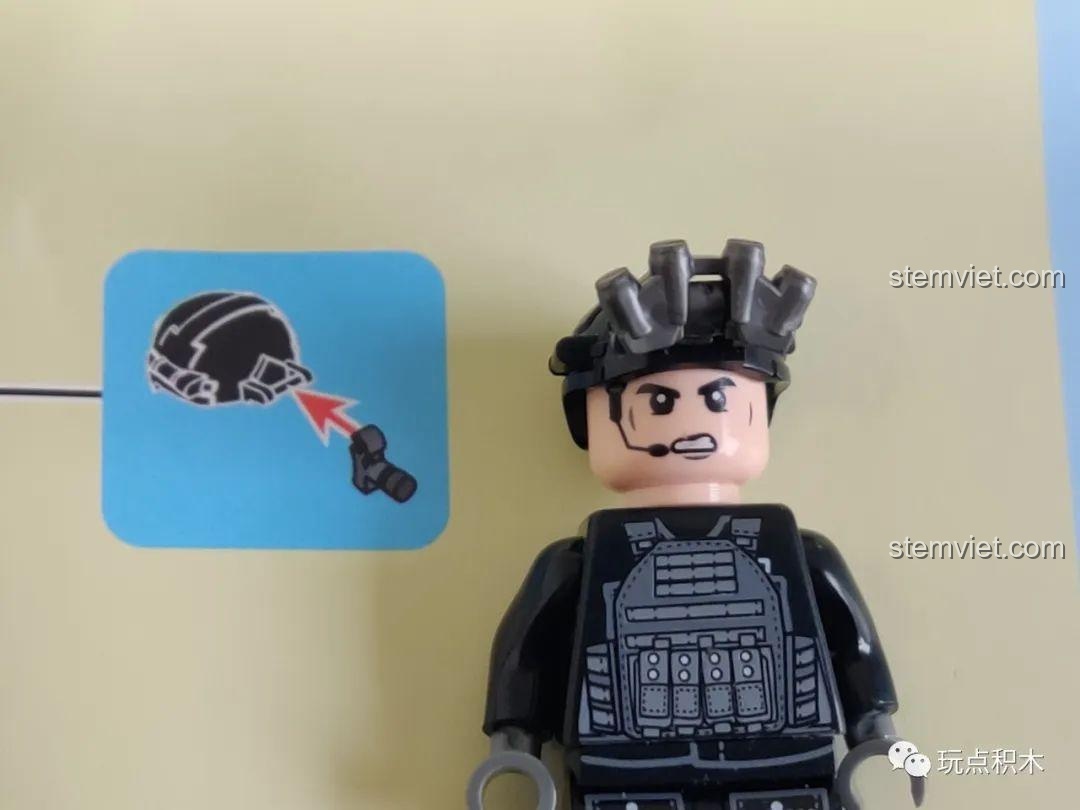 Một minifigure đặc nhiệm khác với mũ và tai nghe, tuy nhiên có một chi tiết lỗi in trên đầu.