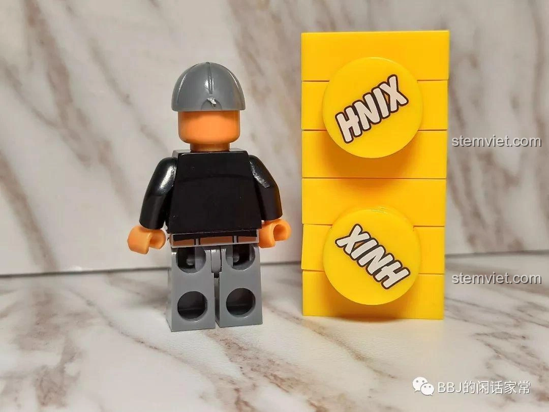 Mặt sau của minifigure Louis trong bộ XINH X0224 Ant-Man 2, thể hiện chi tiết trang phục và độ hoàn thiện của mảnh ghép.