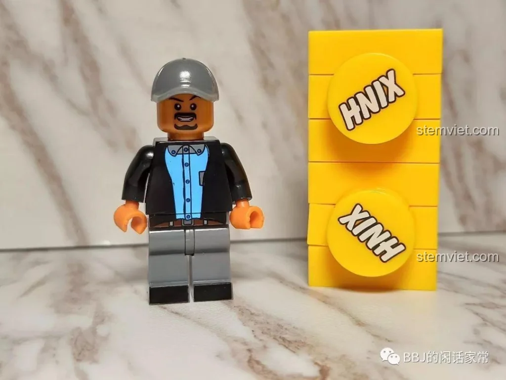 Minifigure Louis từ bộ XINH X0224 Ant-Man 2 với viên gạch XINH màu vàng, chất liệu nhựa ABS cao cấp, chi tiết sắc nét.