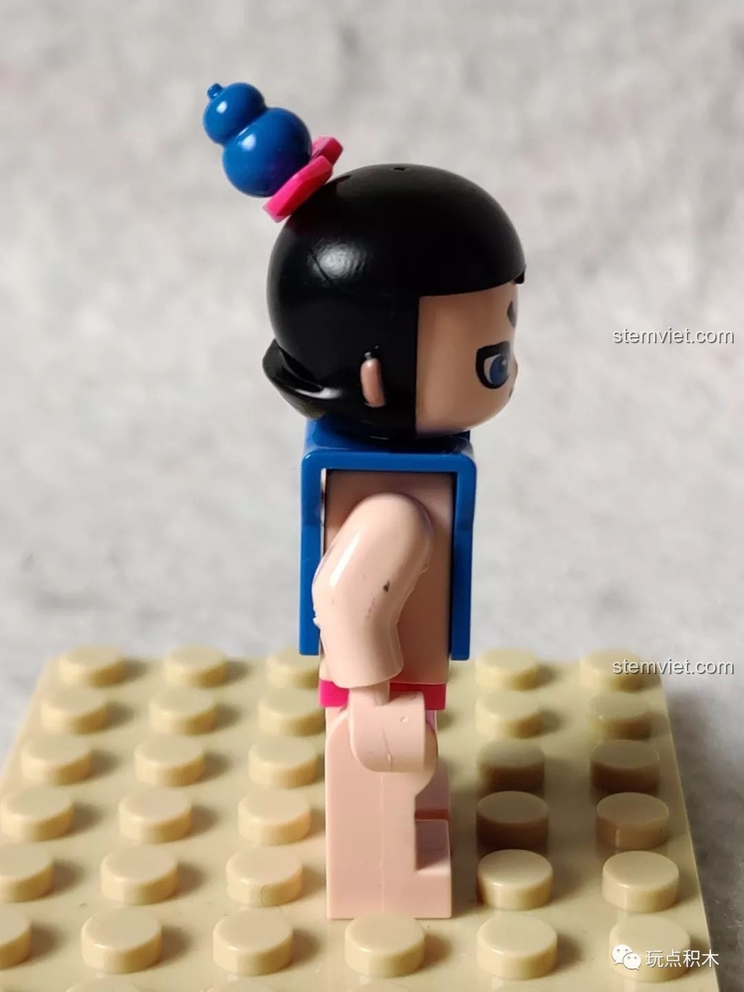 Minifigure Lục Oa trong bộ lắp ráp Hồ Lô Huynh Đệ Enlighten 2501, nhìn từ góc nghiêng trái.