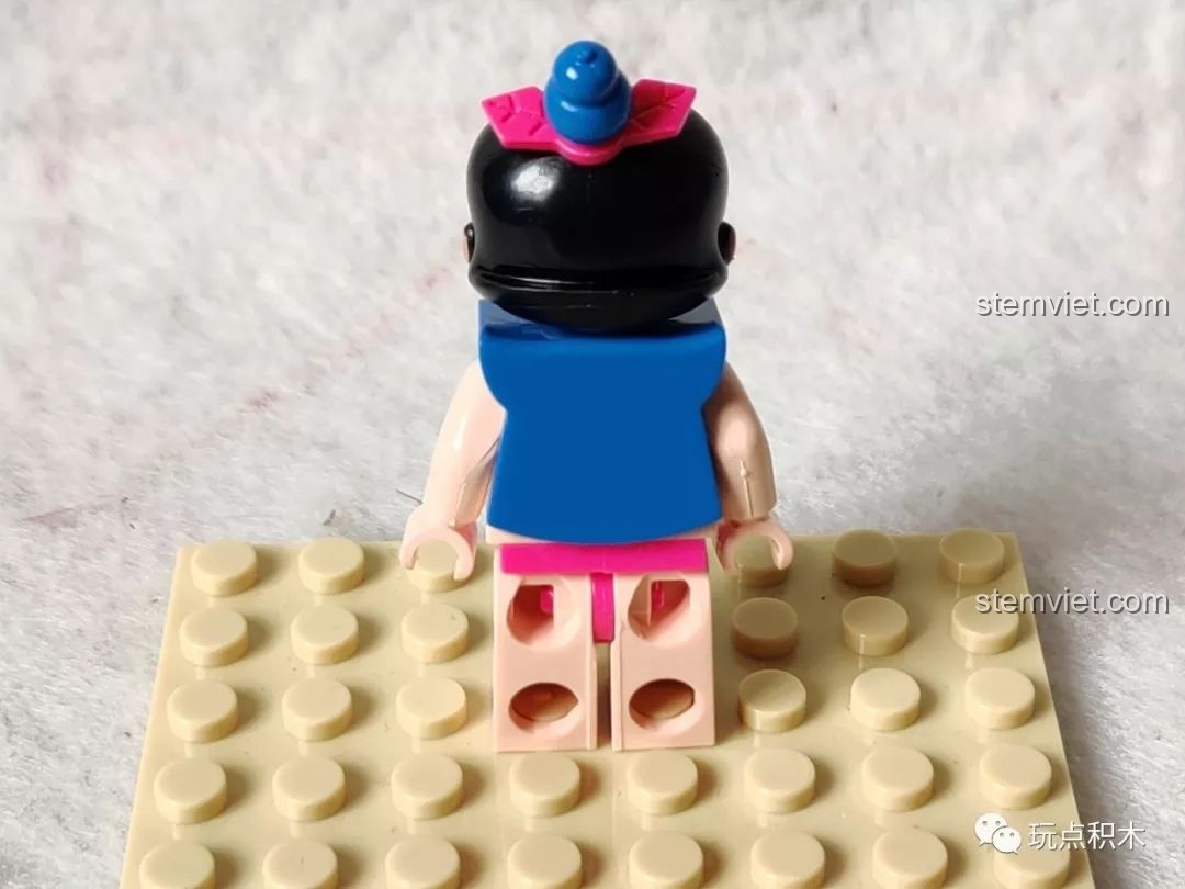 Minifigure Lục Oa trong bộ lắp ráp Hồ Lô Huynh Đệ Enlighten 2501, nhìn từ phía sau.