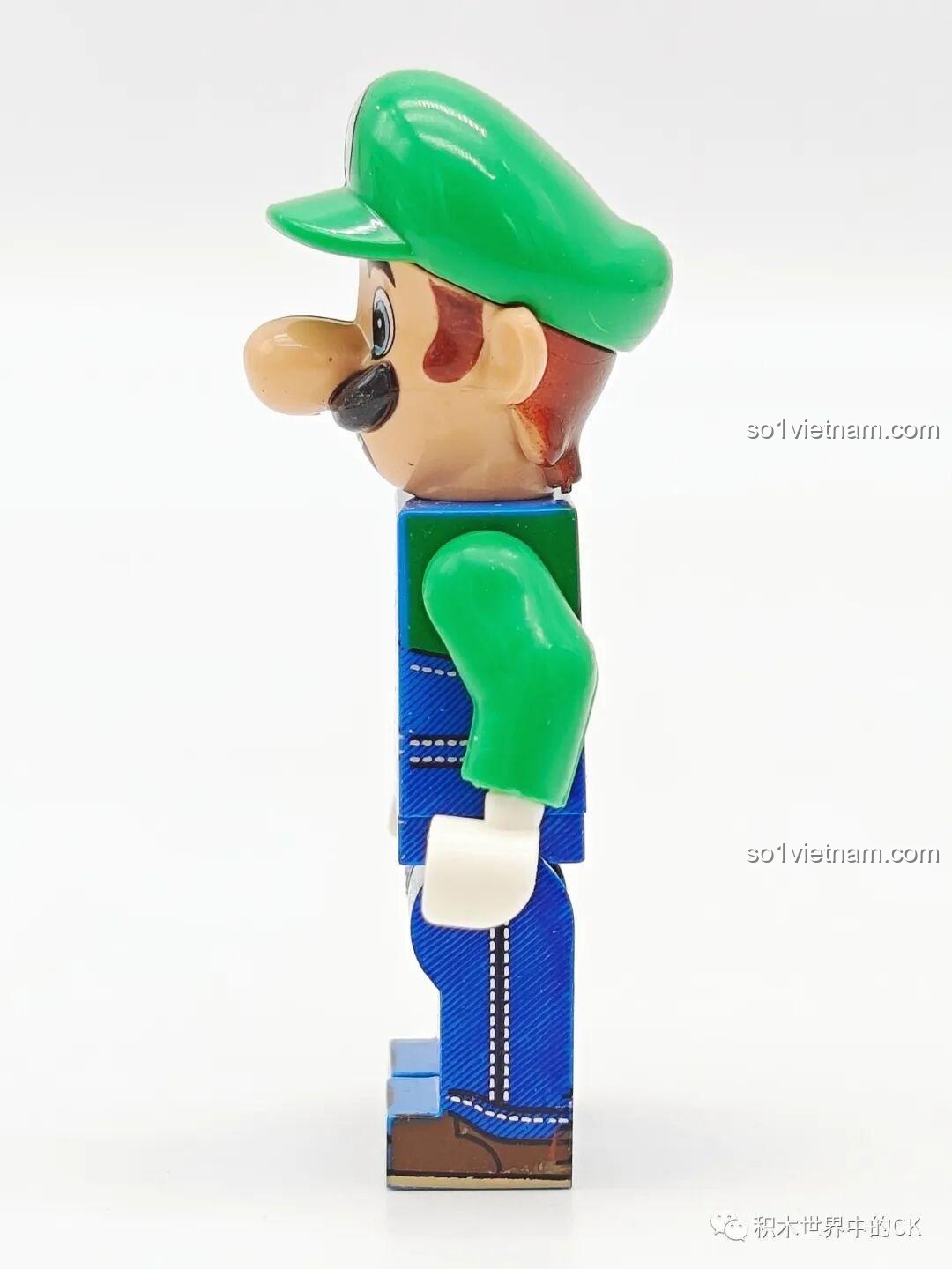 Minifigure Luigi WM6103 nhìn từ góc nghiêng, thể hiện tạo hình khuôn mặt và chiếc mũ chữ L.
