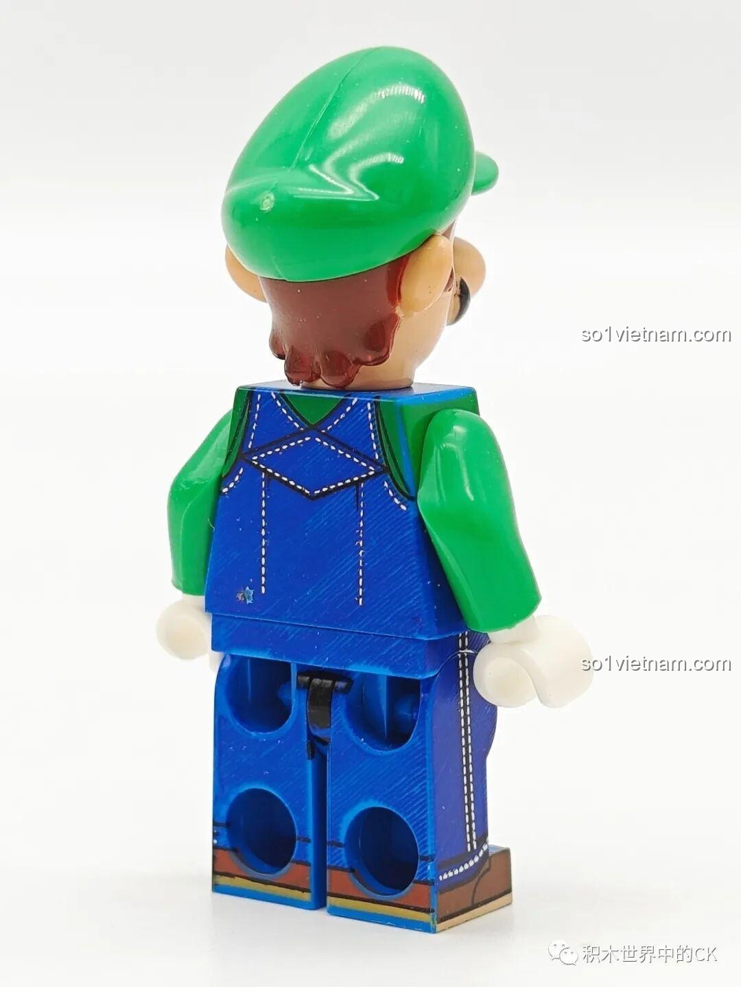 Mặt sau của minifigure Luigi WM6103, với chi tiết in dây yếm trên nền áo xanh lá.