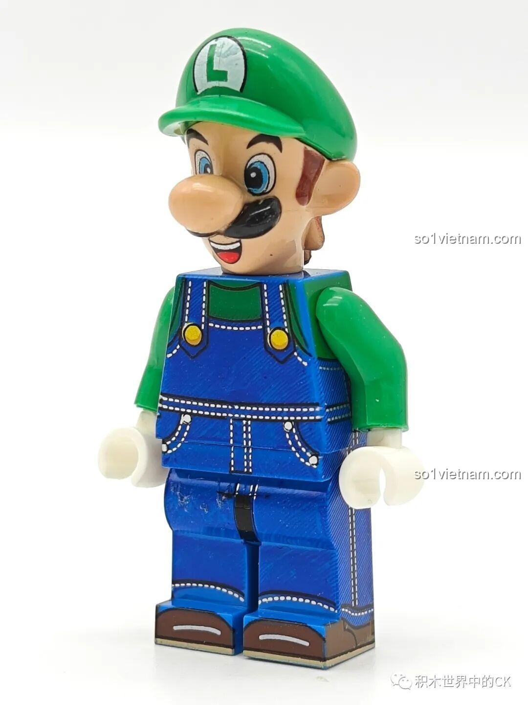 Cận cảnh minifigure Luigi WM2068 trong bộ WM6103, người em song sinh của Mario với trang phục xanh lá.