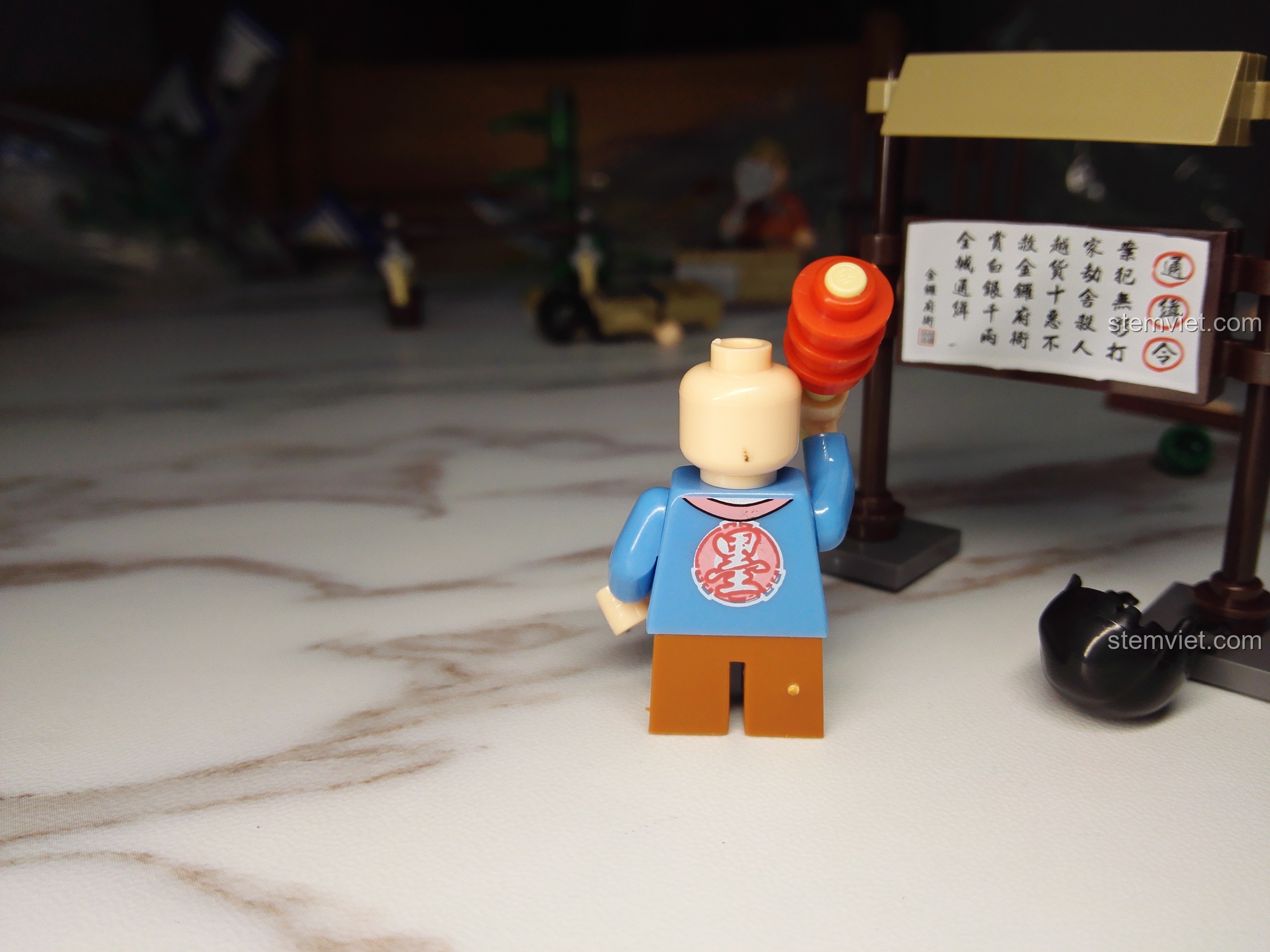 Minifigure Mạc Tiểu Bối từ bộ lắp ráp KAZI KY5006 Võ Lâm Ngoại Truyện, nhìn từ phía sau.