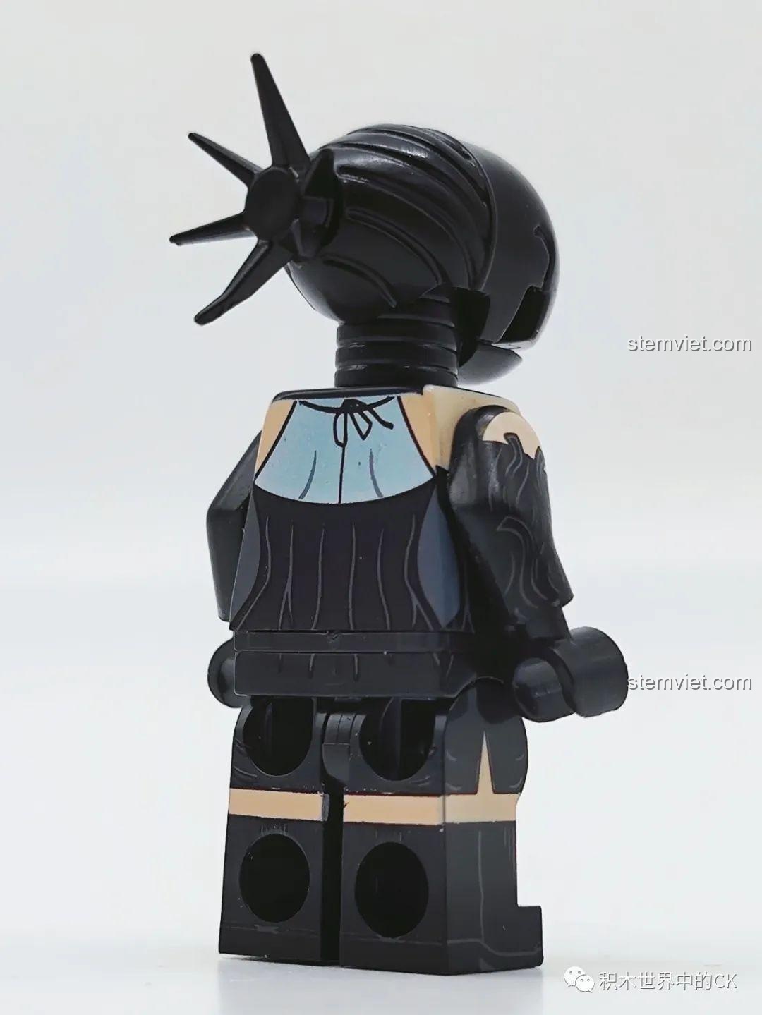 Minifigure Makima (XP-515) trong bộ KORUIT KT1067, cầm dây xích.