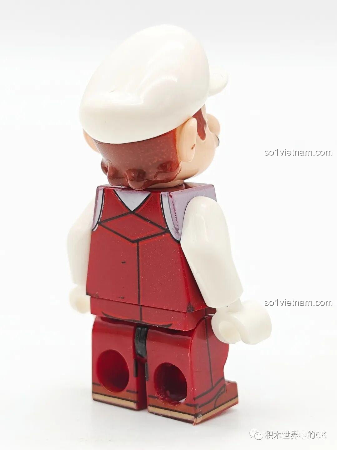 Mặt sau của minifigure Mario Lửa WM6103, thể hiện chi tiết in trên lưng áo.