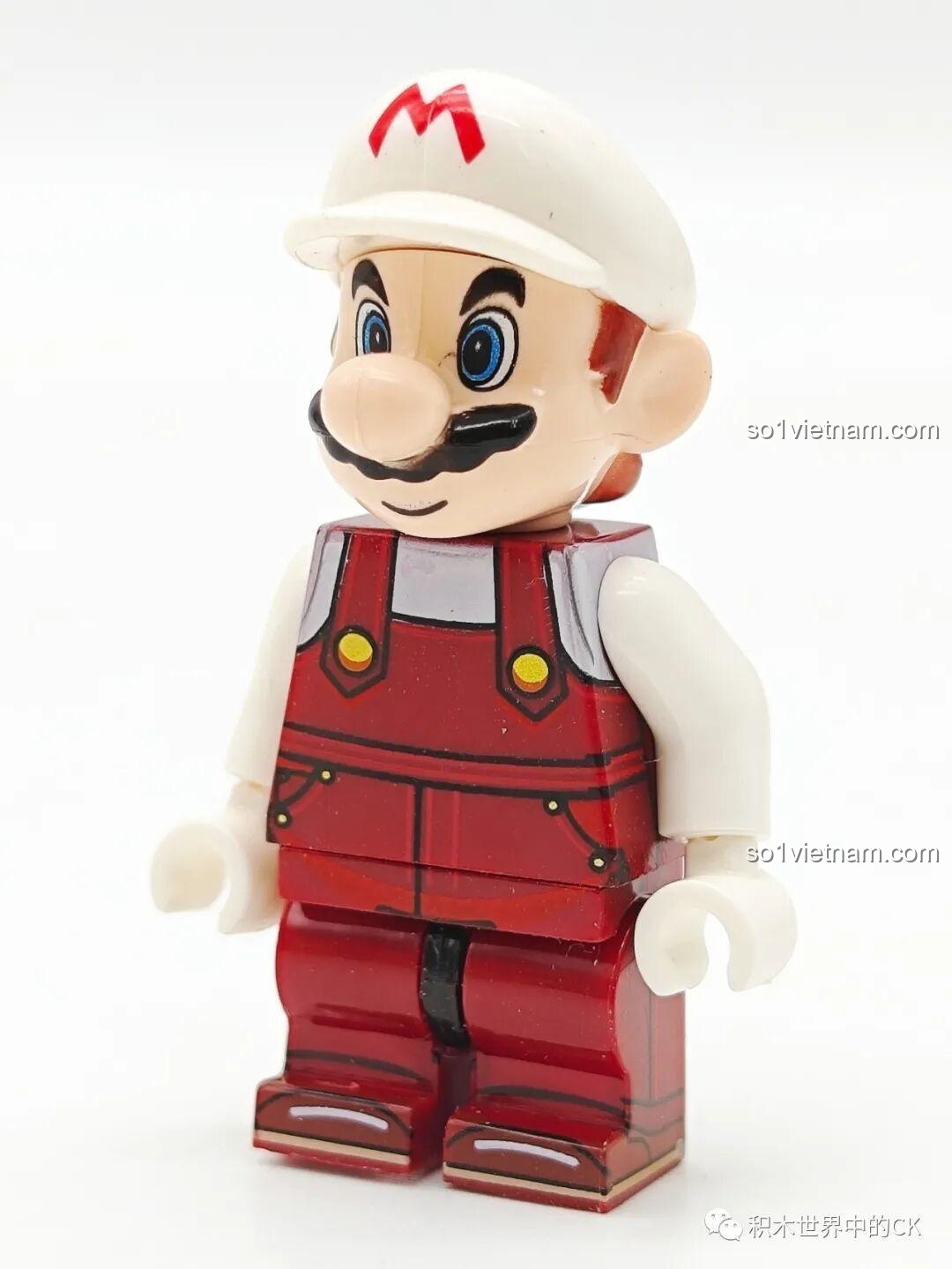 Cận cảnh minifigure Mario Lửa (Fire Mario) WM2067 trong bộ WM6103, với trang phục trắng đỏ đặc trưng.