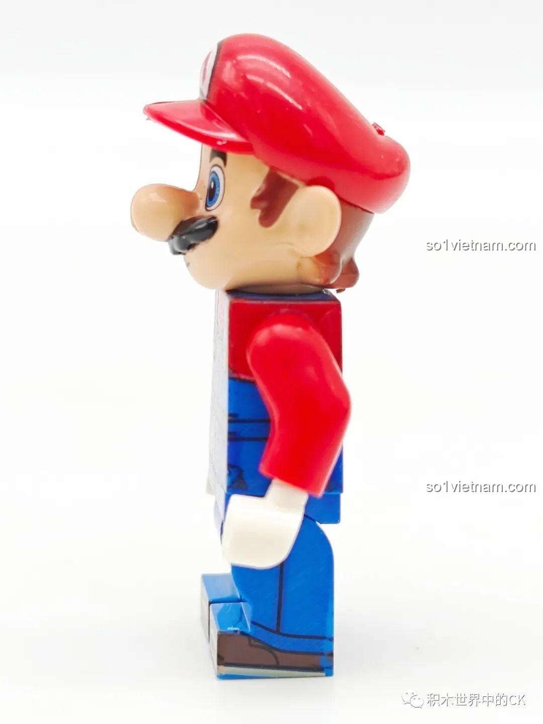 Minifigure Mario WM6103 nhìn từ góc nghiêng, cho thấy chiếc mũi to và mũ lưỡi trai đặc trưng.