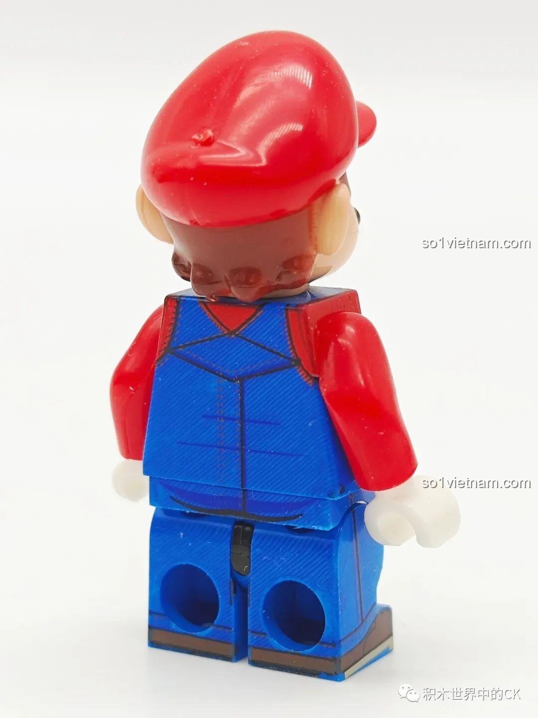 Mặt sau của minifigure Mario WM6103, được in chi tiết dây yếm, một phần của bộ sưu tập minifigure Nhân vật Mario.