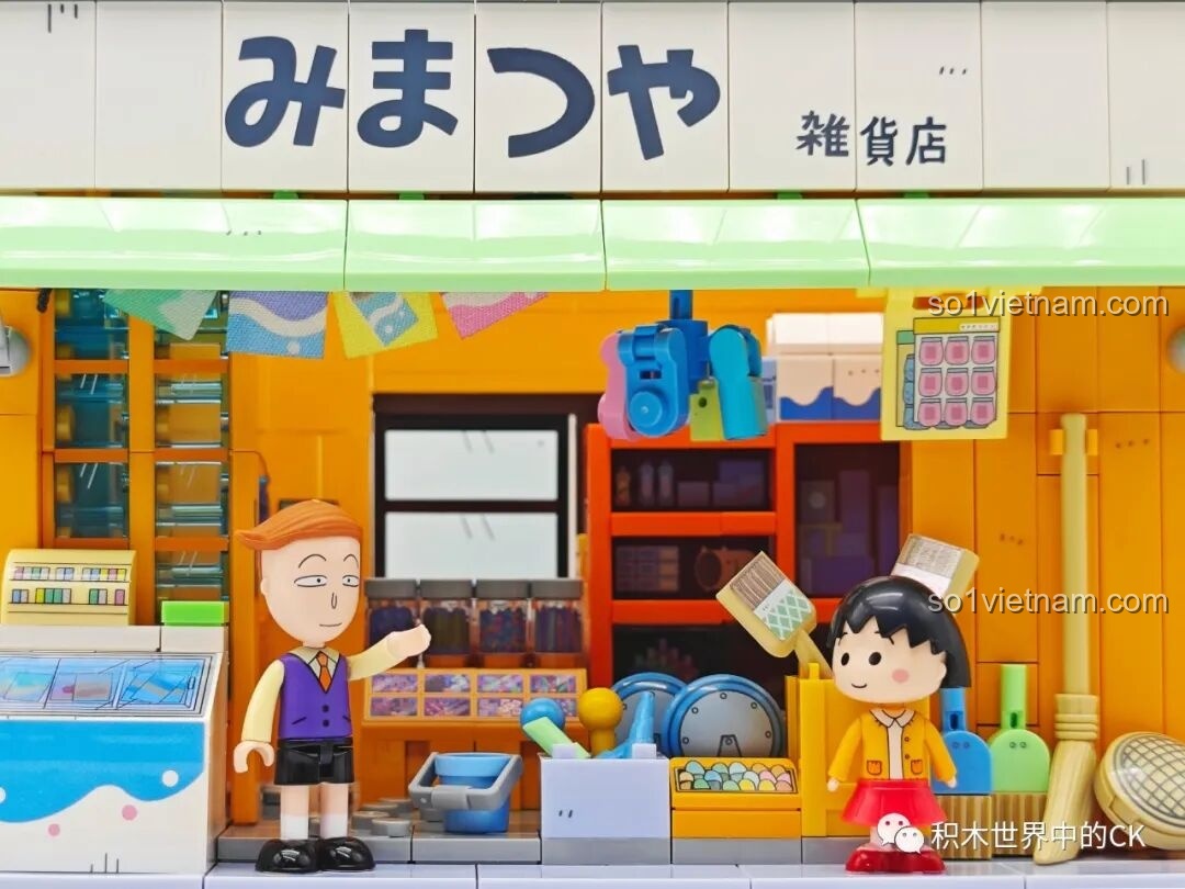 Minifigure Maruko và bạn đang tương tác bên trong mô hình Tiệm Tạp Hóa, tạo nên một khung cảnh sống động.