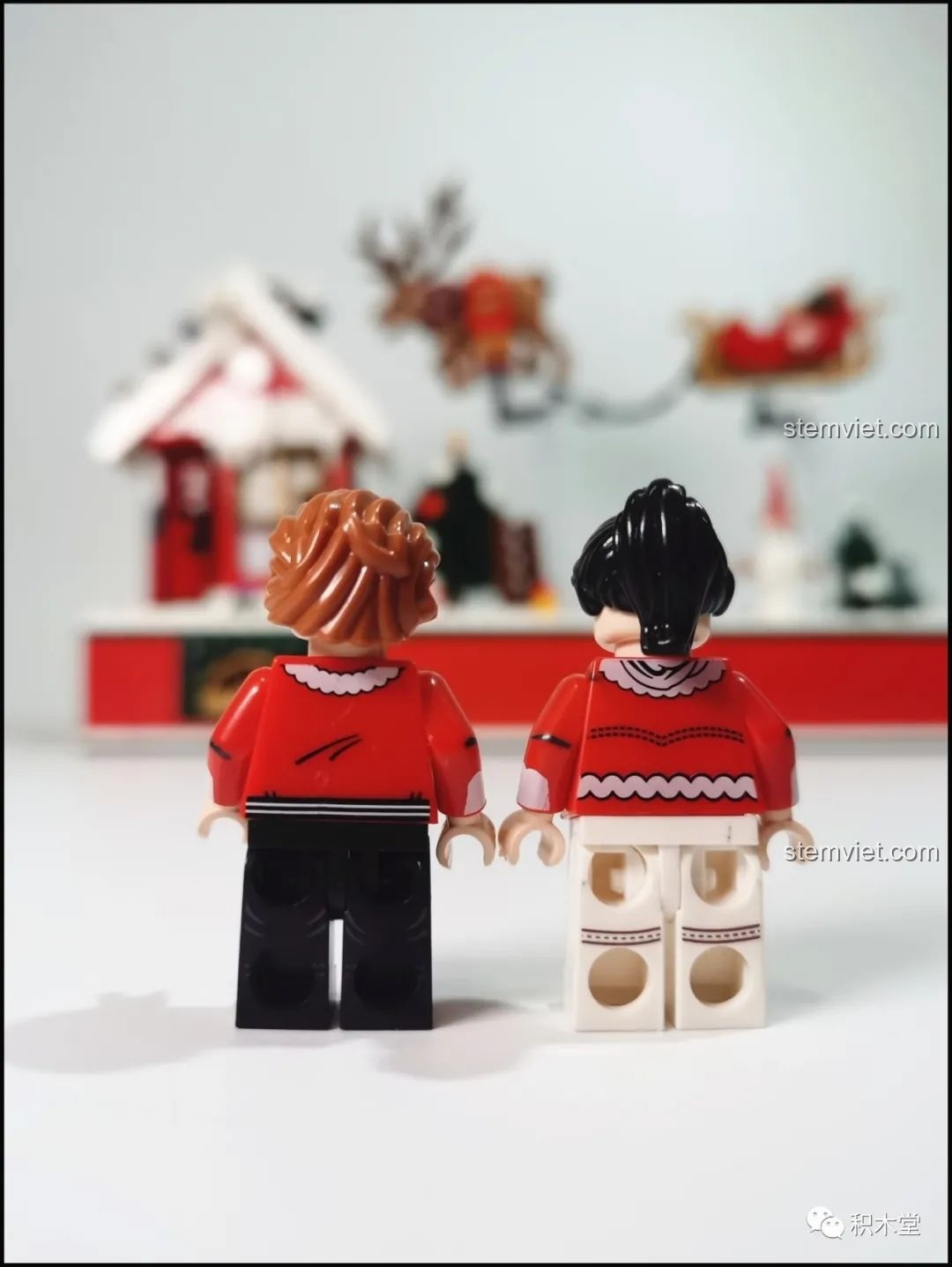 Mặt sau của hai nhân vật minifigure Forange FC6003, cho thấy chi tiết in ấn trên lưng.