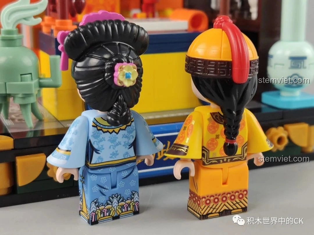 Mặt sau minifigure hoàng tử và cung nữ bộ Keeppley K10143, chi tiết in ấn sắc nét, thể hiện sự tỉ mỉ.