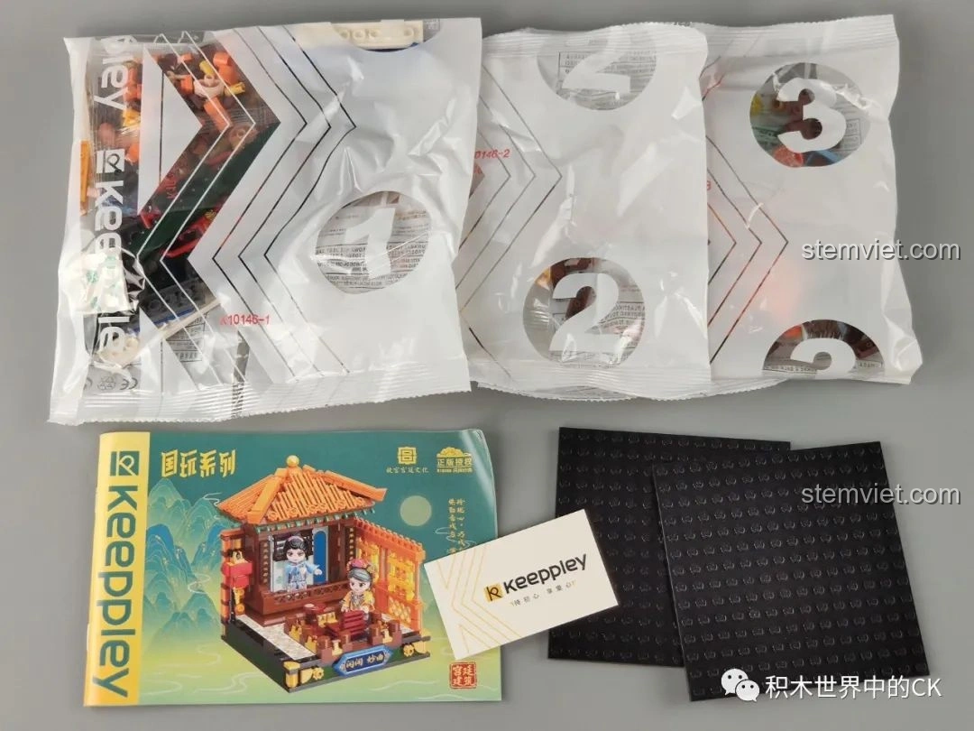 Mặt sau minifigure nghệ sĩ và cung nữ bộ Keeppley K10146, chi tiết in ấn sắc nét, thể hiện sự tỉ mỉ.