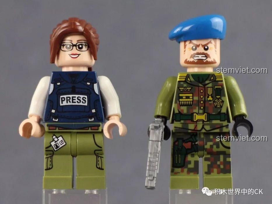 Mặt sau của nhân vật Michelle (Thải Tuyết) và Đại tá Randy trong bộ đồ chơi Qman 3209 Xe Bọc Thép Tấn Công ThunderMission.