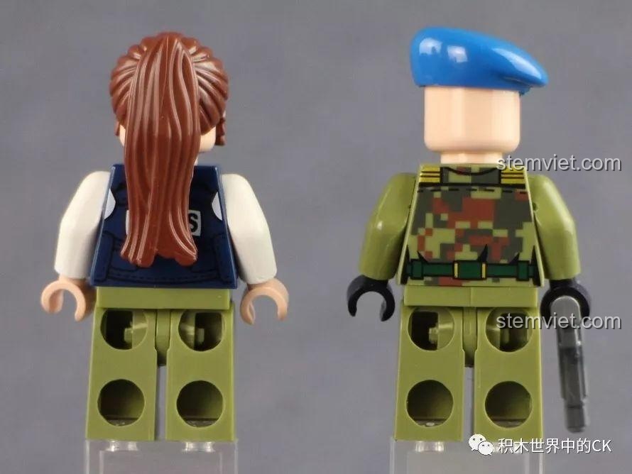 Cận cảnh biểu cảm hai mặt của nhân vật Michelle (Thải Tuyết) trong bộ lắp ráp Qman 3209 Xe Bọc Thép Tấn Công ThunderMission.