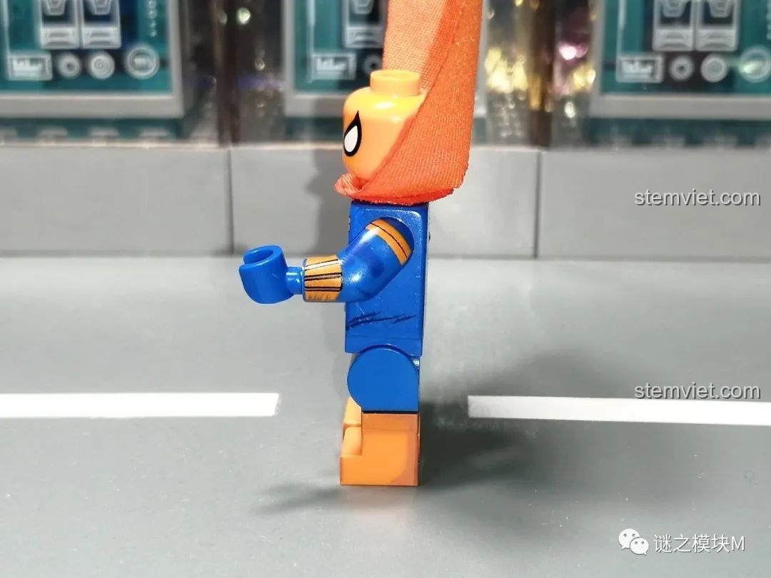 Minifigure Miles Morales với áo khoác xanh lá từ bộ lắp ráp Sách Người Nhện SY1461, góc nhìn mặt bên.