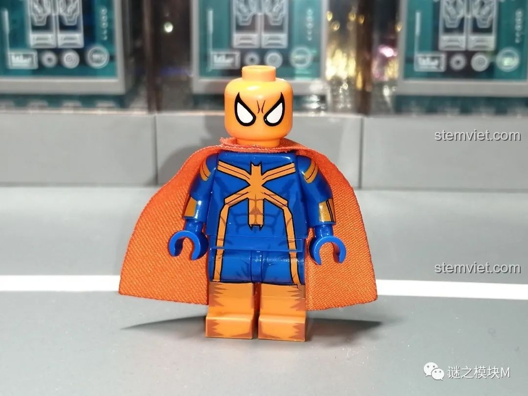 Minifigure Miles Morales với áo khoác xanh lá từ bộ lắp ráp Sách Người Nhện SY1461, mặt trước, thể hiện phong cách đường phố.