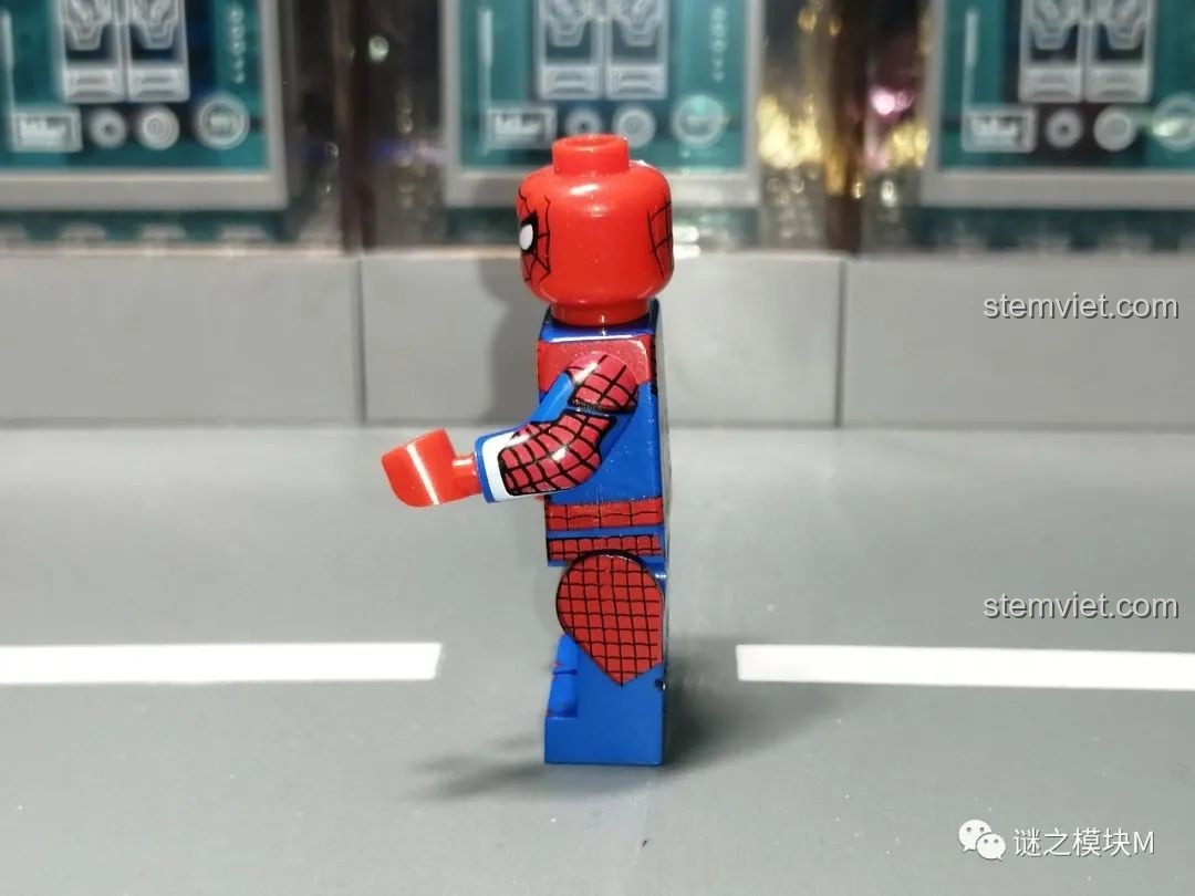 Minifigure Miles Morales trong trang phục Halloween từ bộ lắp ráp Sách Người Nhện SY1461, góc nhìn mặt bên.